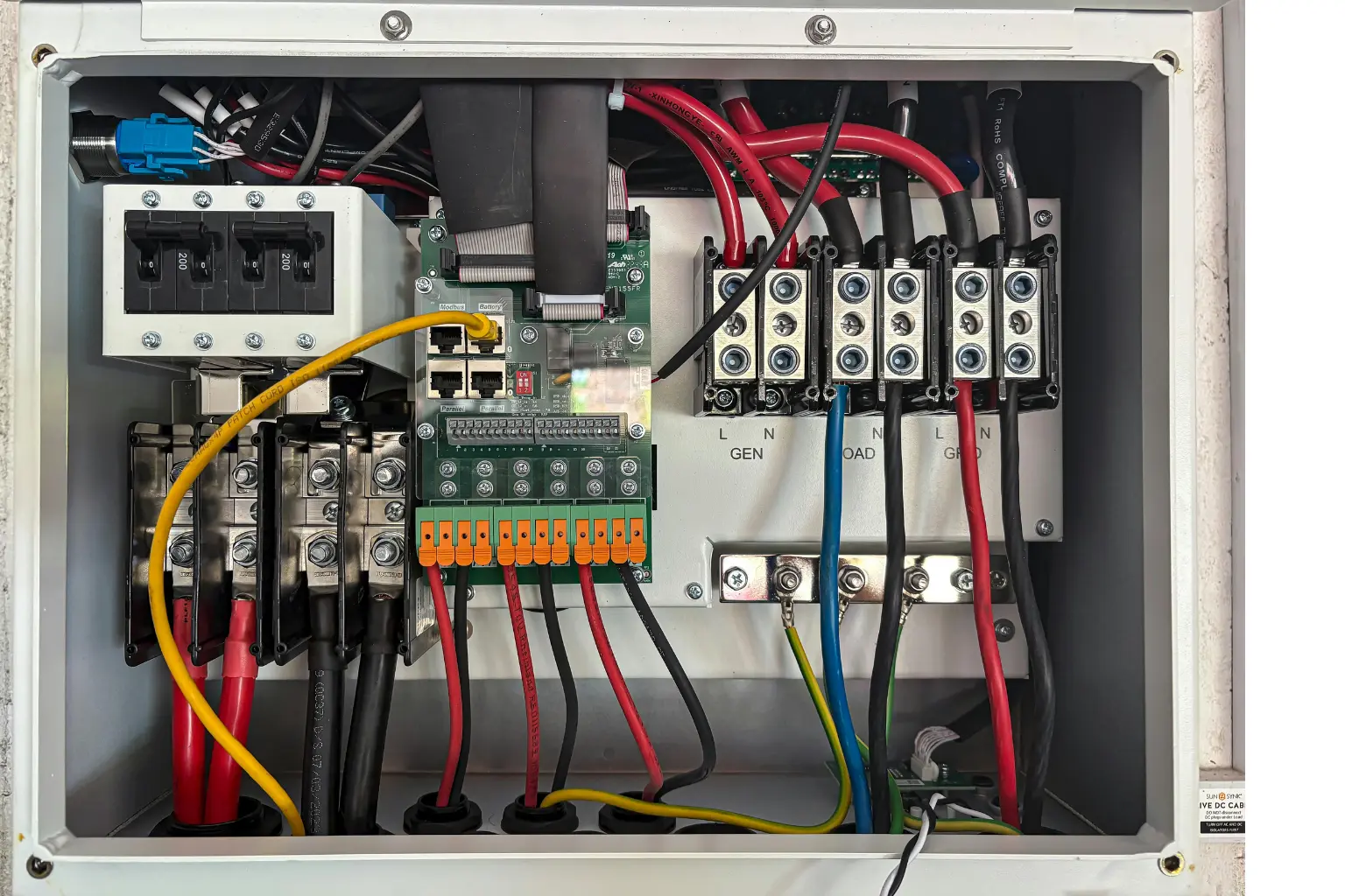Appareillage et câblage dans une armoire électrique