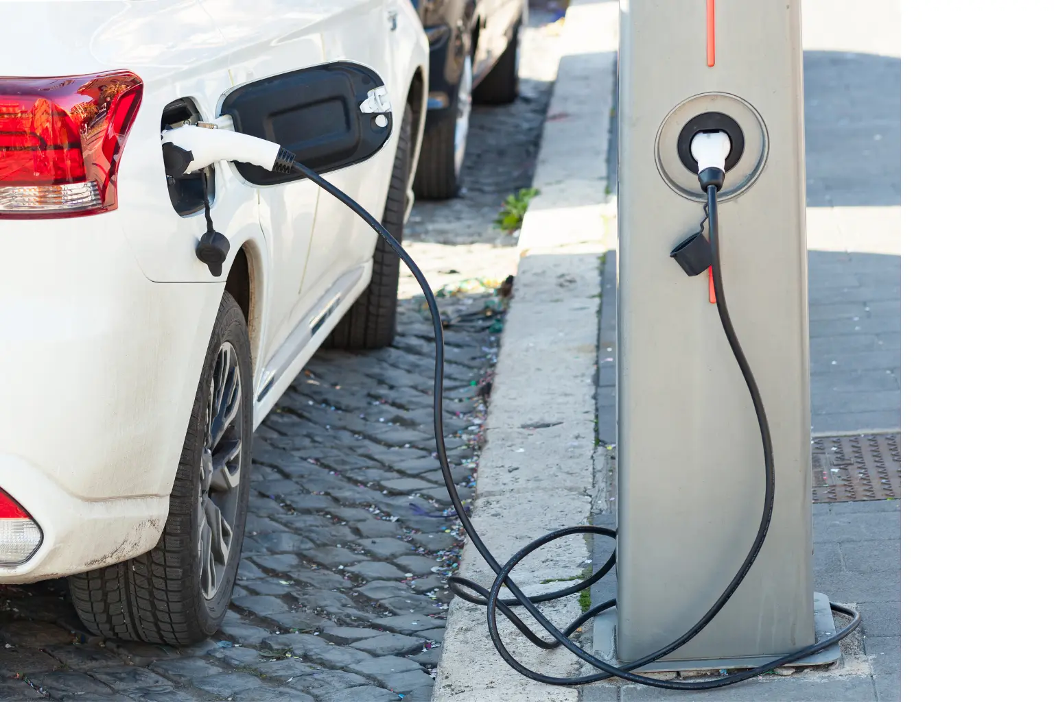 Borne de recharge raccordée à un véhicule électrique