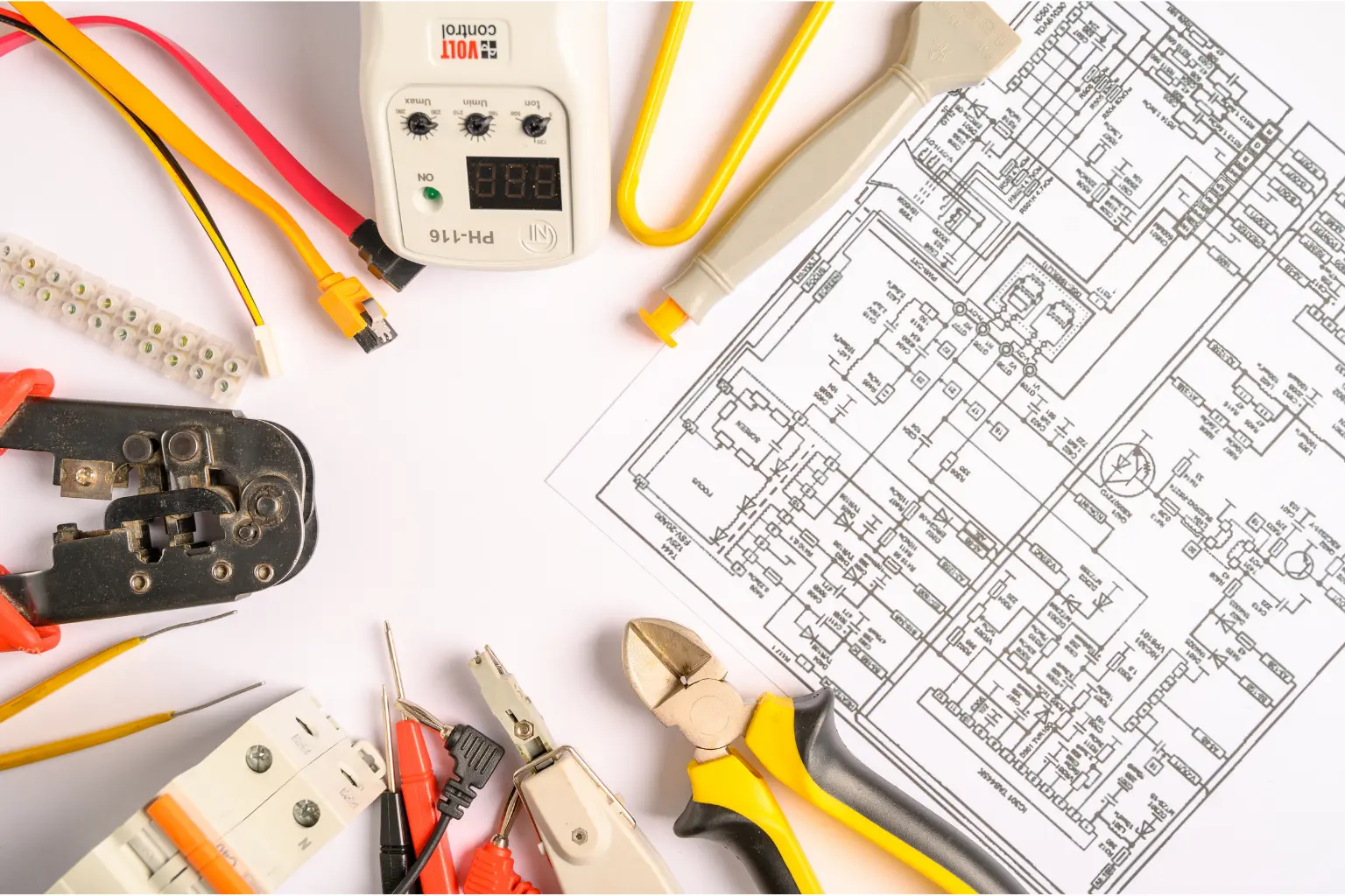 Plans et documents de travail pour une étude technique électrique