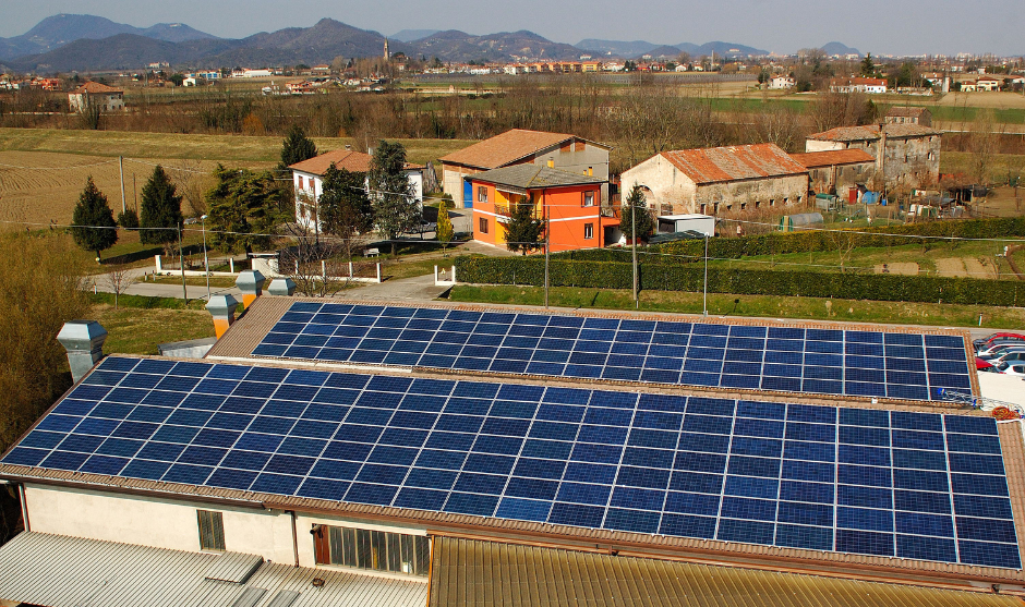 Toiture photovoltaïque et bâtiments à proximité