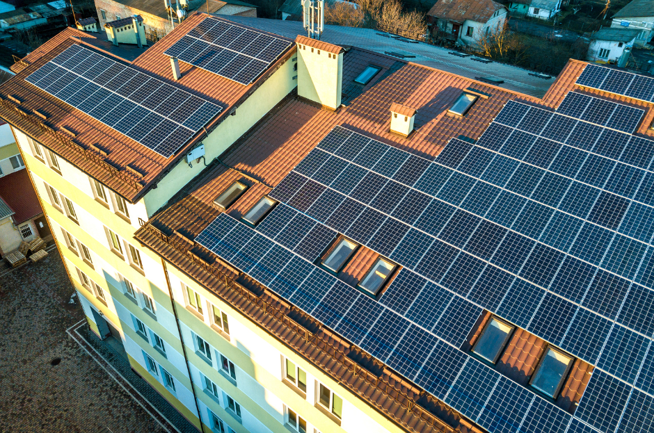 Panneaux photovoltaïques sur les toitures d’un ensemble résidentiel